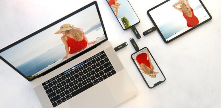 First 2-in-1 Flash Drive for Moving Content Seamlessly Between iPhone and USB Type-C™ Devices by western digital